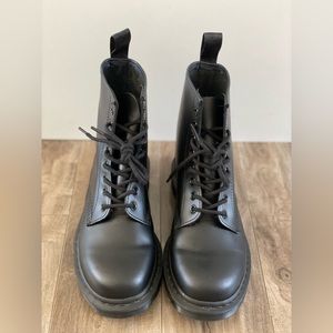 Dr. Martin, “The Original” 8 hole, Black, Size 9